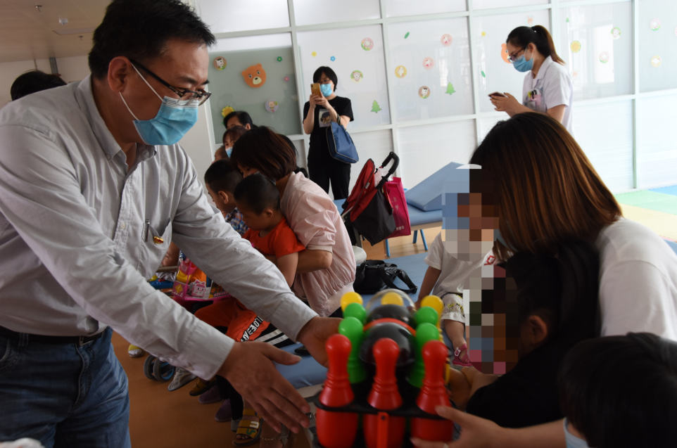 市总工会女工委主任郭俊惠一行“六一”节走访慰问残疾儿童