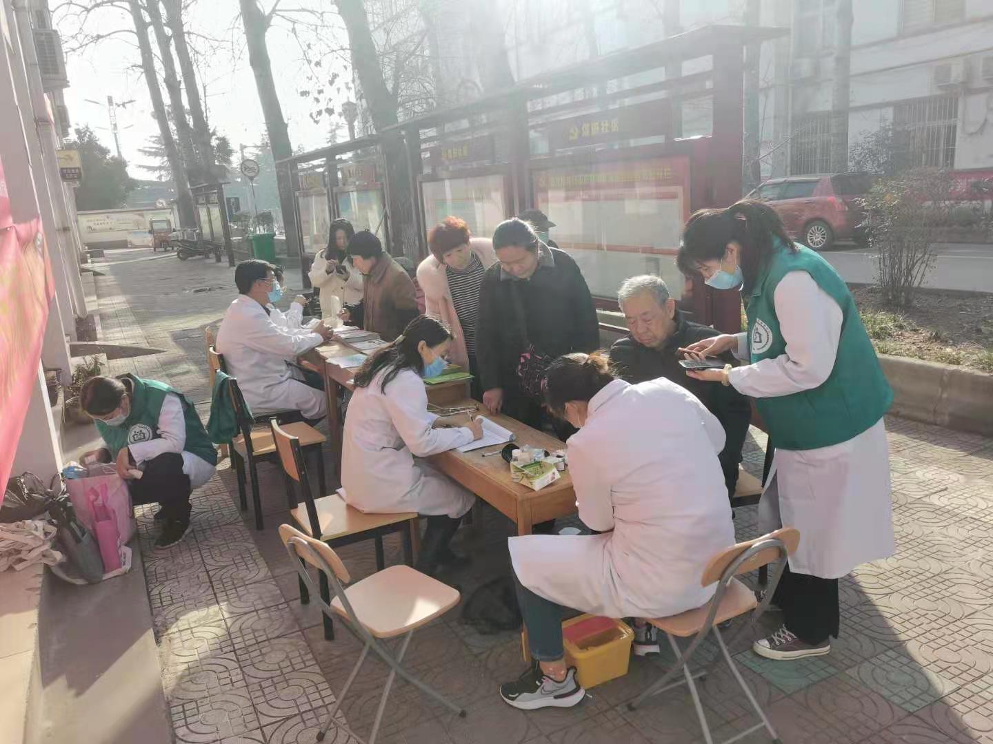 弘扬雷锋精神，爱心义诊暖人心