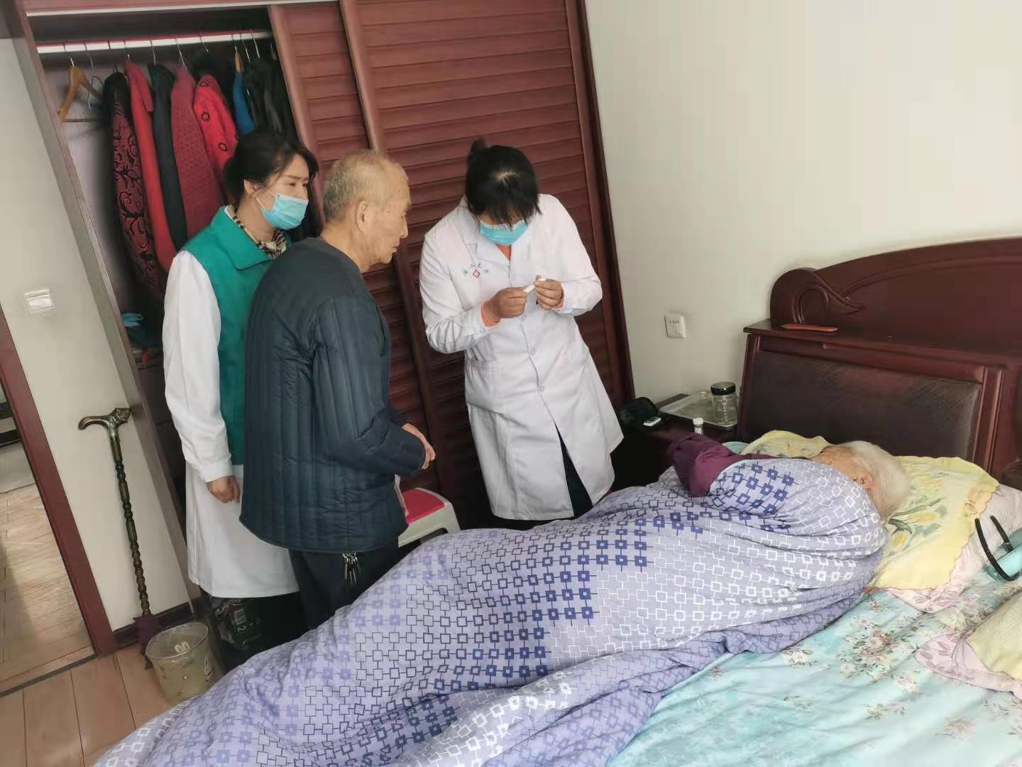 弘扬雷锋精神，爱心义诊暖人心