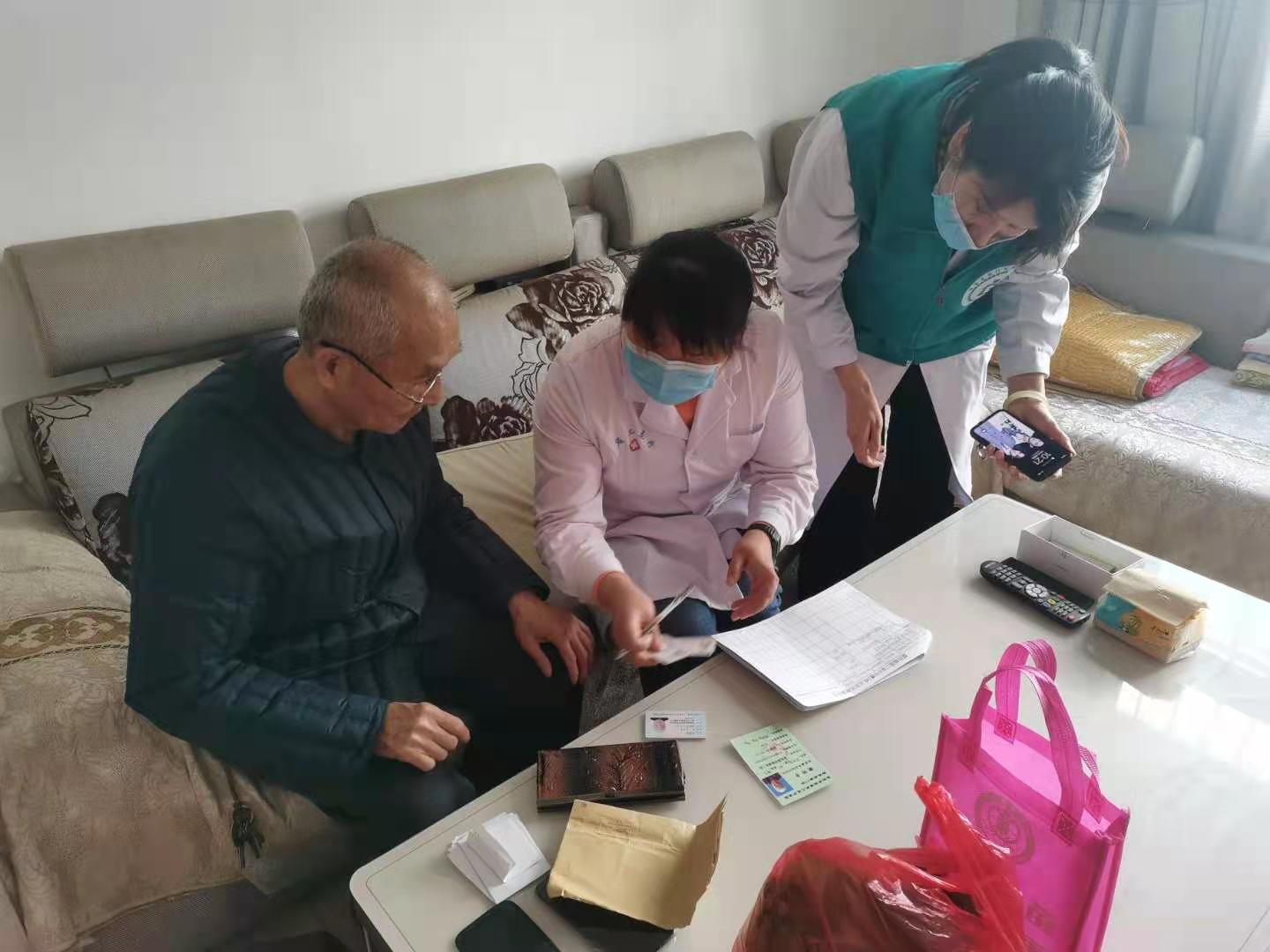 弘扬雷锋精神，爱心义诊暖人心