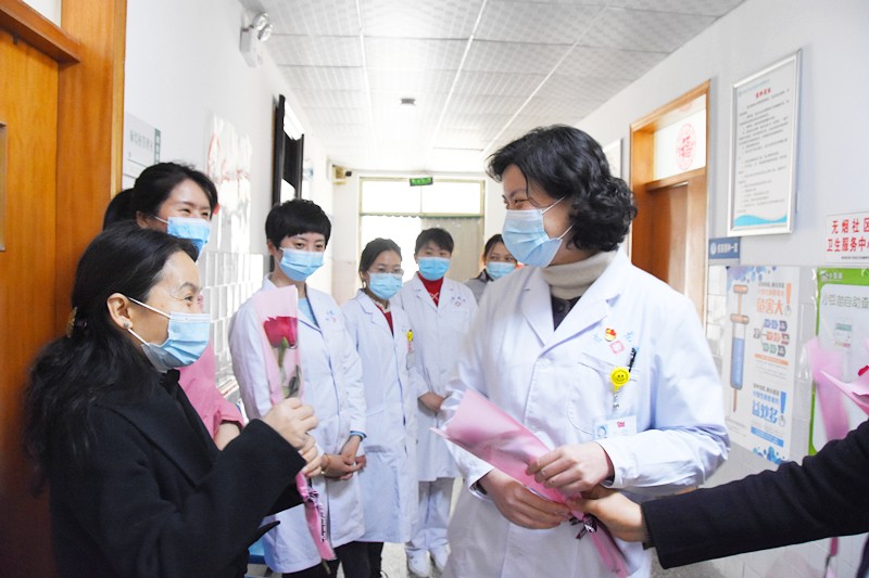 致敬巾帼力量，院领导“三八”妇女节慰问女职工