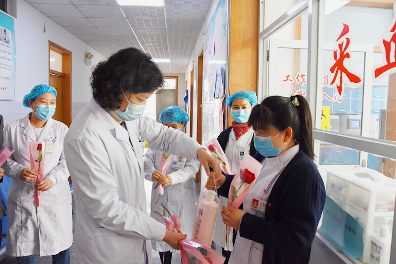 致敬巾帼力量，院领导“三八”妇女节慰问女职工