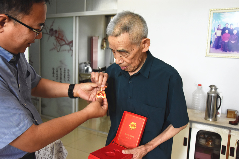 发放“光荣在党50年”纪念章  走访慰问老党员
