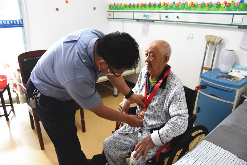 发放“光荣在党50年”纪念章  走访慰问老党员