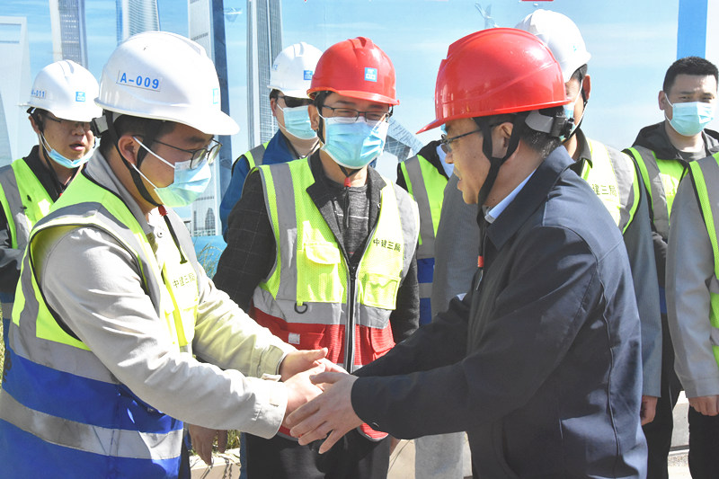 市总工会五一劳动节走访慰问龙门疗养院改造提升项目工人