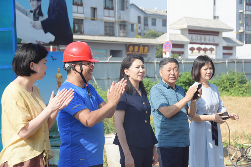 市总工会党组成员、副主席李益玲向龙门疗养院改造提升项目一线工人送清凉