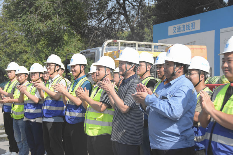 市总工会党组成员、副主席李益玲向龙门疗养院改造提升项目一线工人送清凉