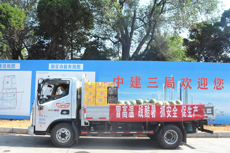 市总工会党组成员、副主席李益玲向龙门疗养院改造提升项目一线工人送清凉